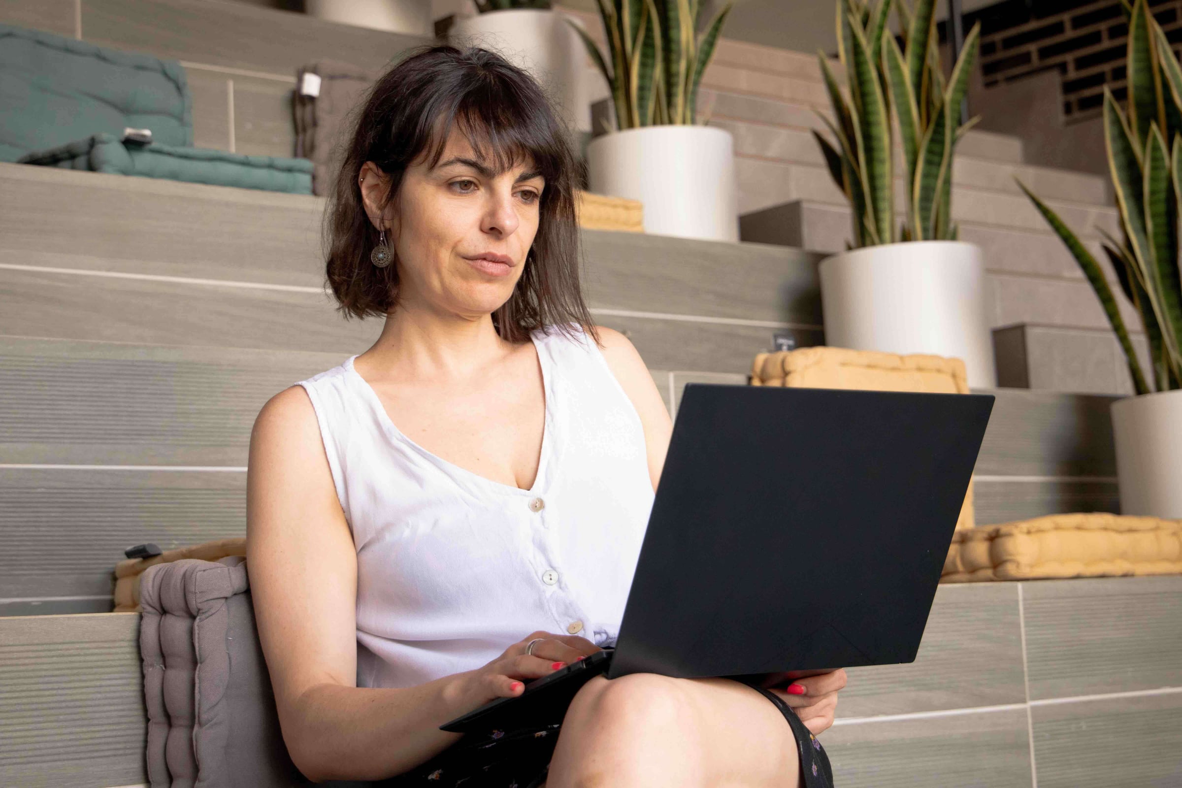 Almu Hernández working at a laptop